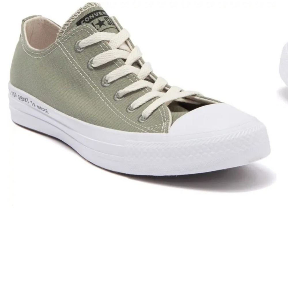 CONVERSE CHUCK TAYLORS  low top NWT